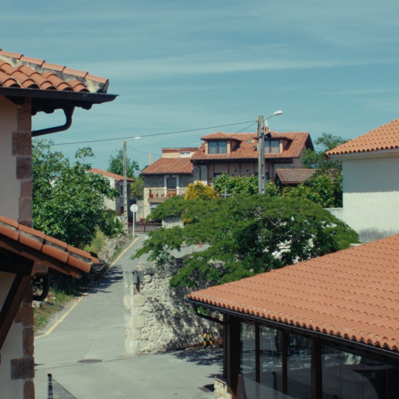 fachada lejana posada de somo